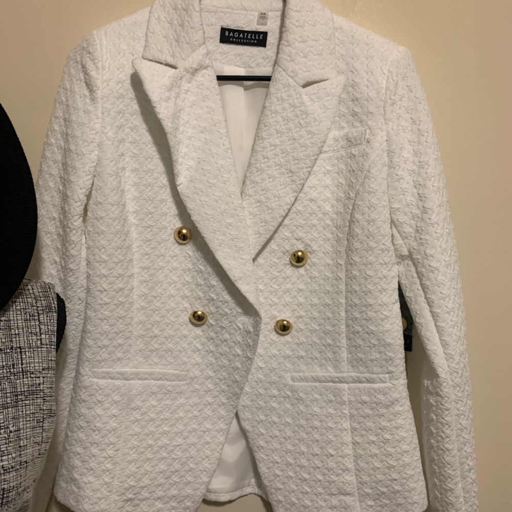 NWT White quilt-knitted blazer with gold accents